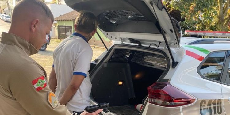 Homem que saiu recentemente do presidio é preso por tráfico