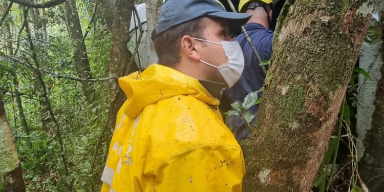 PM de Nova Trento salva a vida de motorista que caiu em ribanceira