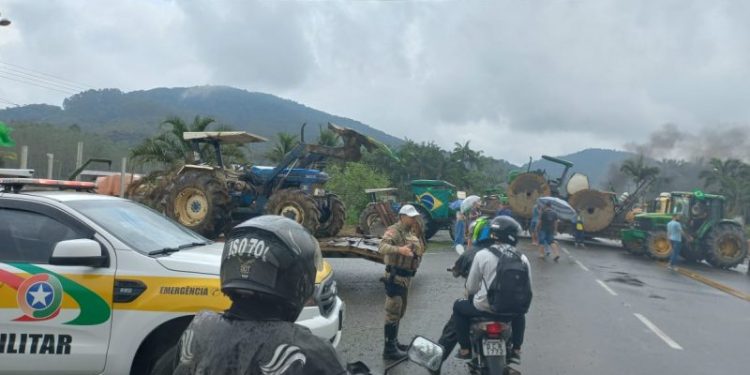 Justiça determina o desbloqueio de rodovias federais