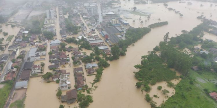 Nível do Rio Tijucas baixa para 4.92 metros em São João Batista