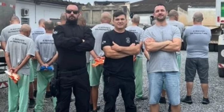 Detentos de Itapema ajudam na limpeza das ruas de São João Batista