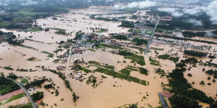Canelinha também registra enchente em vários bairros