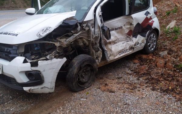 Carro do Conselho Tutelar de São João Batista se envolve em acidente