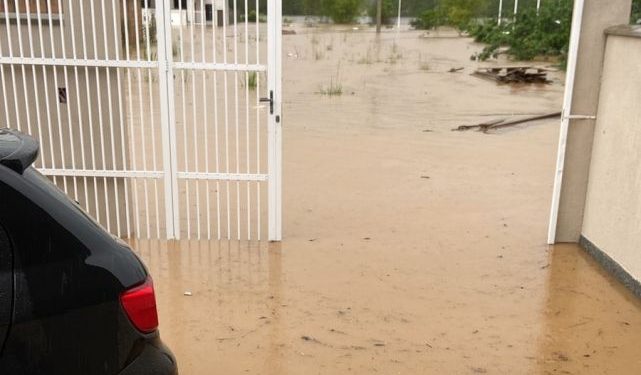 Enchente em São João Batista atinge vários bairros do município