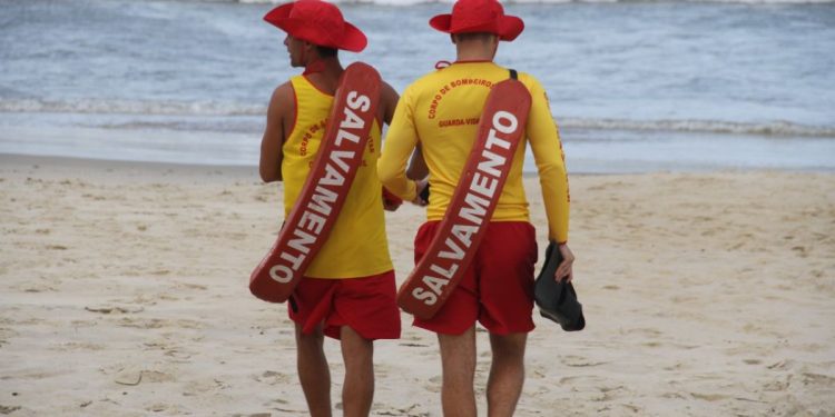 Corpo de Bombeiros abre temporada da Operação Veraneio com todos os postos de guarda-vidas em funcionamento