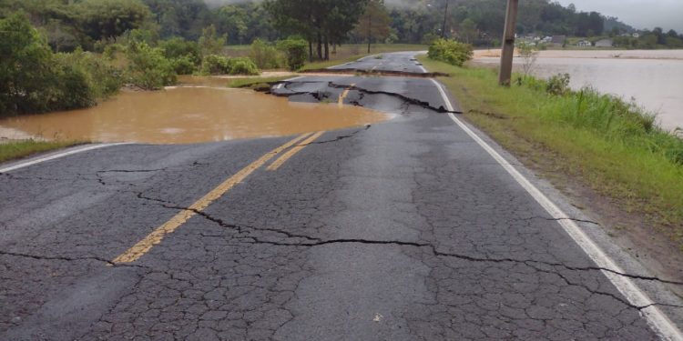 Chuva volta a atingir Santa Catarina e situação de rodovias se agrava