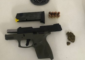 Homem é preso após mostrar arma através de retrovisor de carro