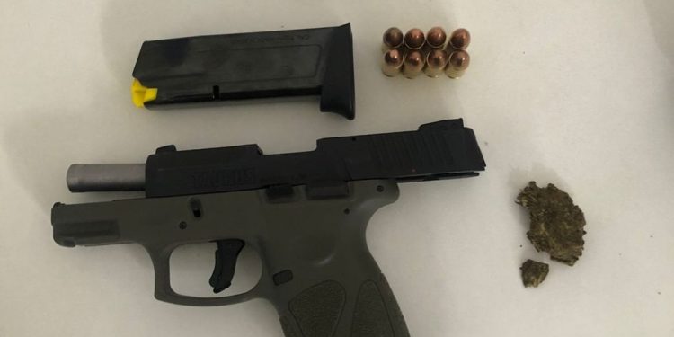 Homem é preso após mostrar arma através de retrovisor de carro