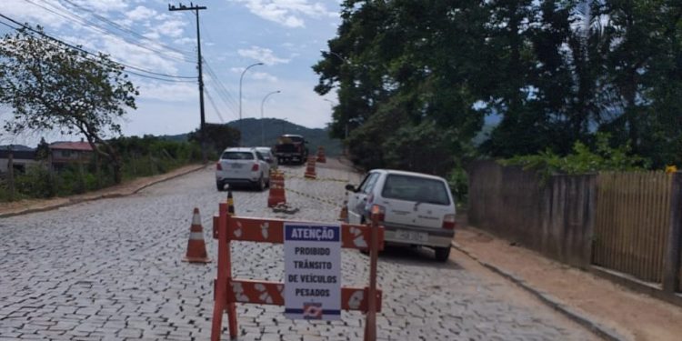 Tráfego de veículos pesados sobre a ponte da Tajuba I está temporariamente proibido