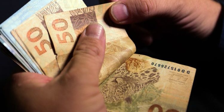 Salário mínimo sobe para R$ 1.302 em 1º de janeiro