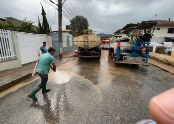Voluntários de Penha prestam auxílio na limpeza e recuperação de São João Batista