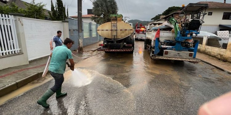 Voluntários de Penha prestam auxílio na limpeza e recuperação de São João Batista