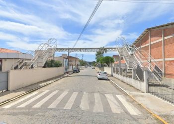 Passarela de escola é retirada em Nova Trento