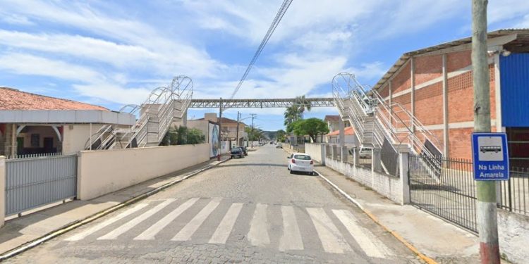 Passarela de escola é retirada em Nova Trento