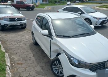 Dois carros se envolvem em acidente na SC-410, em São João Batista