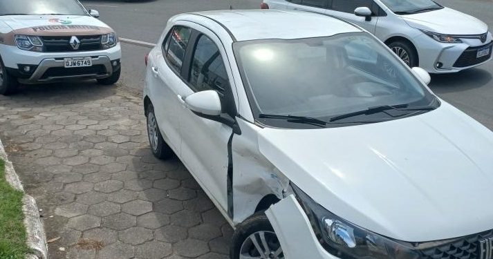Dois carros se envolvem em acidente na SC-410, em São João Batista