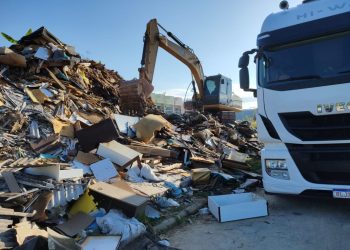 Recolhimento de entulhos de ‘bota-foras’ da enchente tem início