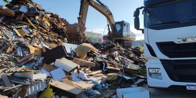 Recolhimento de entulhos de ‘bota-foras’ da enchente tem início