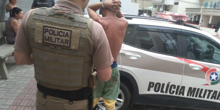 Homem é preso após esfaquear braço de pai idoso em Tijucas