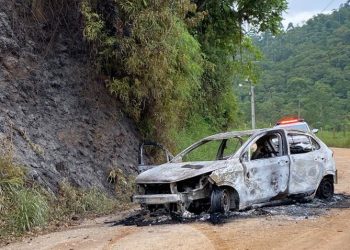 Carro é encontrado totalmente queimado em estrada