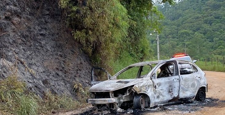 Carro é encontrado totalmente queimado em estrada