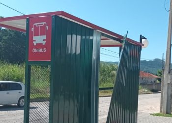 Ponto de ônibus é depredado em bairro de Nova Trento