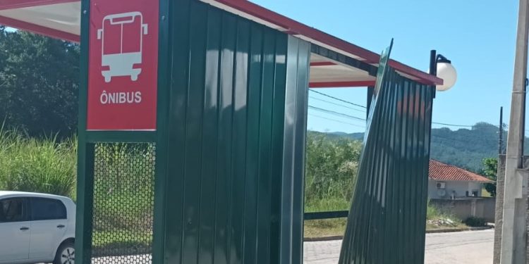 Ponto de ônibus é depredado em bairro de Nova Trento