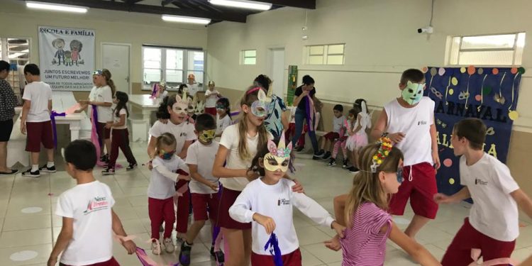 Escolas e creches realizam festividades de Carnaval em Nova Trento