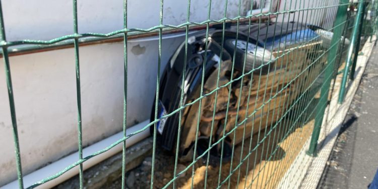 Em alta velocidade, carro atinge funcionária de mercado e capota