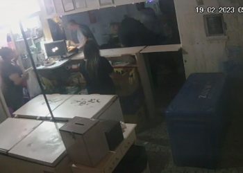 Dois homens são esfaqueados em casa noturna de Tijucas