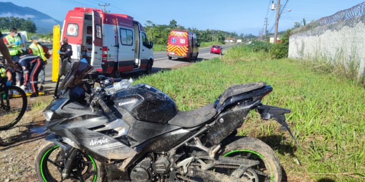 Motociclistas ficam feridos em acidente na SC-410