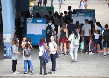 Ano letivo para estudantes da rede estadual começa nesta quarta