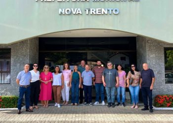 Prefeito recepciona moradores de Nova Trento contemplados com visita à Alesc em Florianópolis
