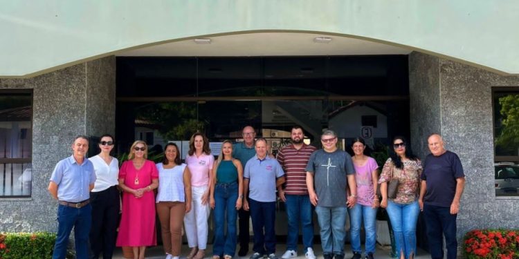 Prefeito recepciona moradores de Nova Trento contemplados com visita à Alesc em Florianópolis