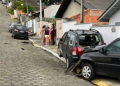 Desgovernado carro bate em outros veículos e em muro, em São João Batista