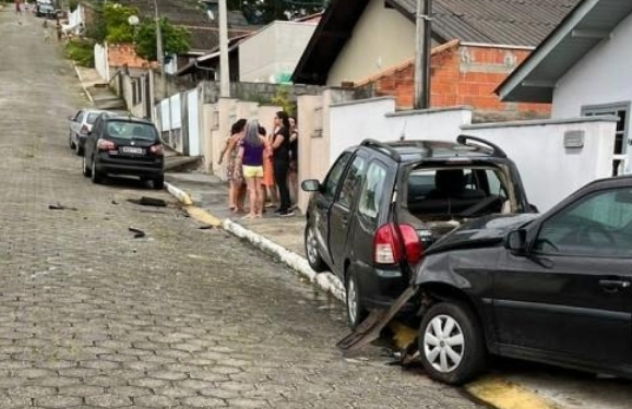 Desgovernado carro bate em outros veículos e em muro, em São João Batista
