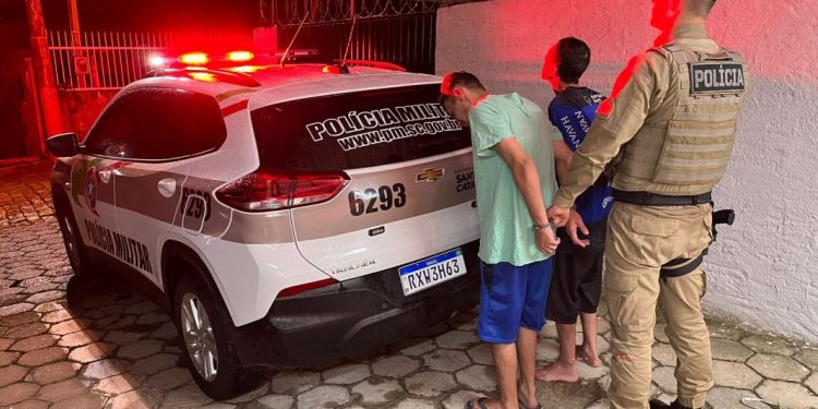 Irmão tentam resistir a prisão por tráfico de drogas, em São João Batista