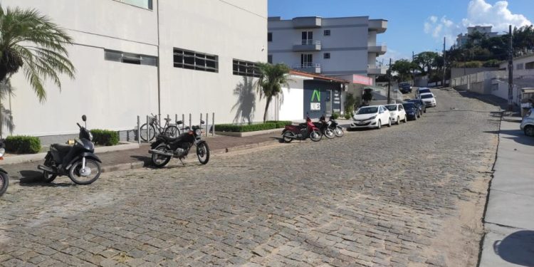 Quatro ruas centrais terão proibição de estacionamento nesta terça e quarta