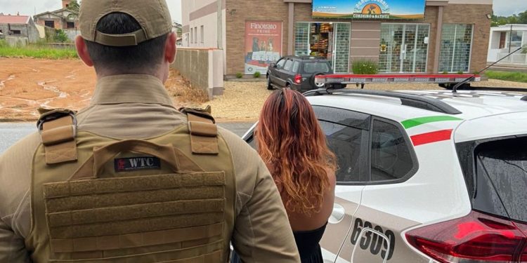 Mulher vai ao mercado com moto adulterada e é flagrada pela PM, em Canelinha