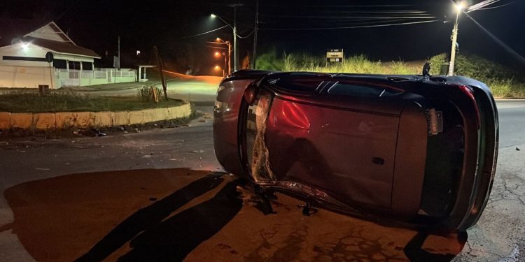 Carro é encontrado tombado e sem o condutor, em Canelinha