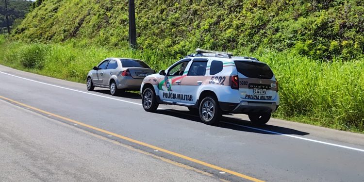 PM flagra veículo com registro de furto na Rodovia SC-410, em São João Batista