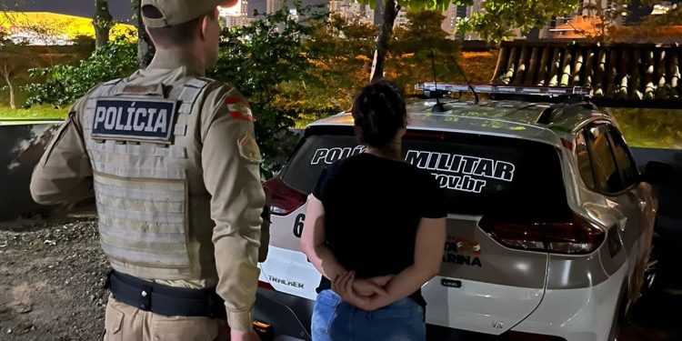 Mulher com mandado por estelionato é presa em São João Batista