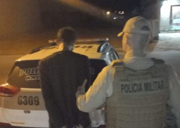Homem furta celular, quebra e é preso pela PM