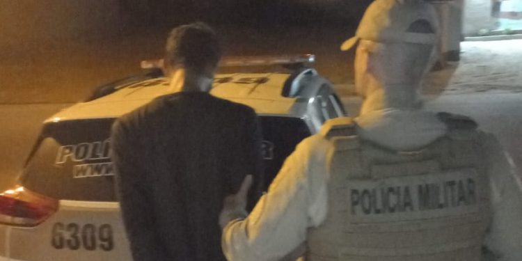 Homem furta celular, quebra e é preso pela PM