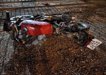 Rapaz desobedece à abordagem da polícia e fica ferido ao cair de moto