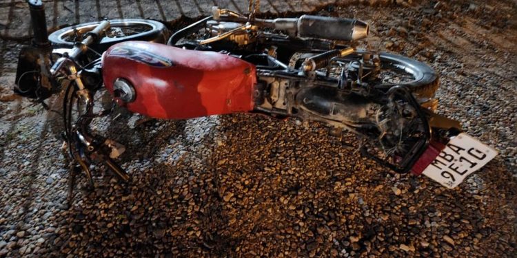 Rapaz desobedece à abordagem da polícia e fica ferido ao cair de moto