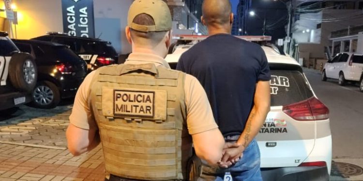 Homem é preso após agredir mulher em Canelinha