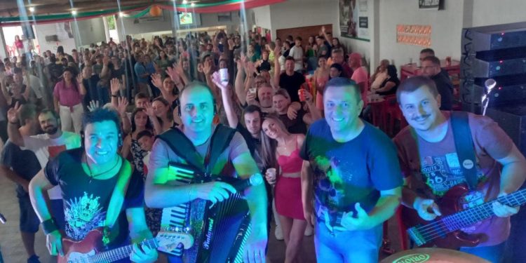 Nova Trento recebe projeto Caravana Musical do grupo Modão Sertanejo