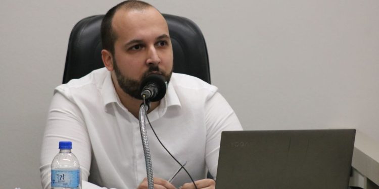 Gustavo Grimm lança pré-candidatura a prefeito durante sessão da Câmara