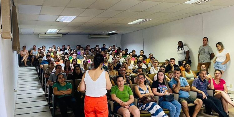 Escolas de Canelinha realizam reuniões com famílias dos alunos